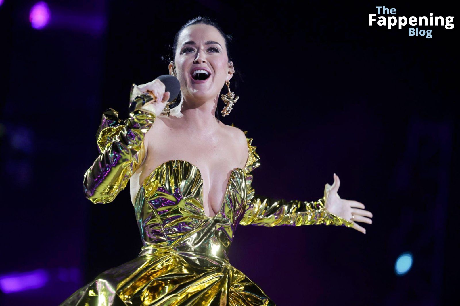 katy-perry-braless-boobs-cleavage-coronation-concert-windsor-19-thefappeningblog.com_.jpg