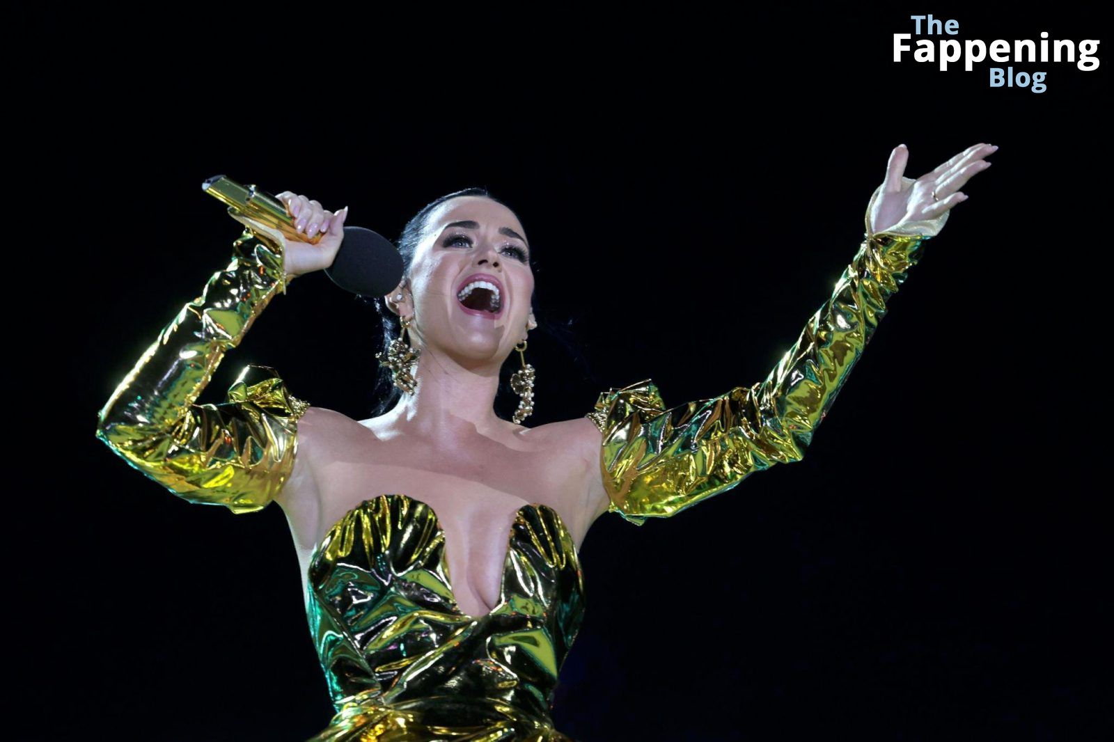 katy-perry-braless-boobs-cleavage-coronation-concert-windsor-26-thefappeningblog.com_.jpg