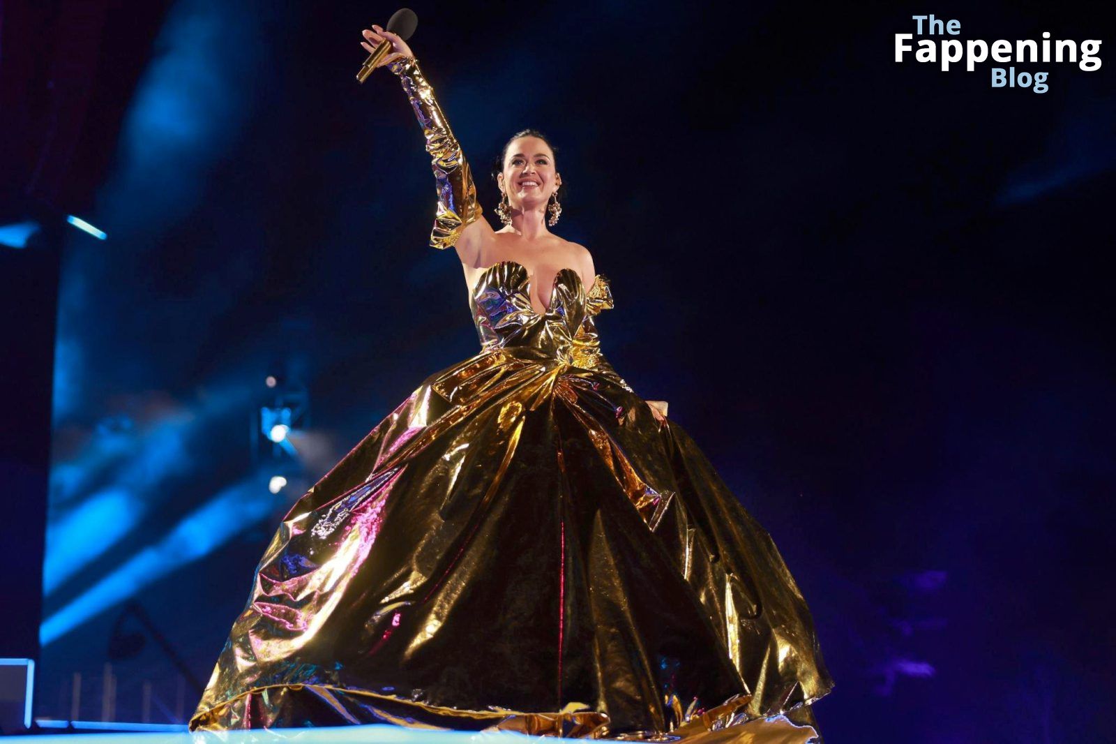 katy-perry-braless-boobs-cleavage-coronation-concert-windsor-29-thefappeningblog.com_.jpg
