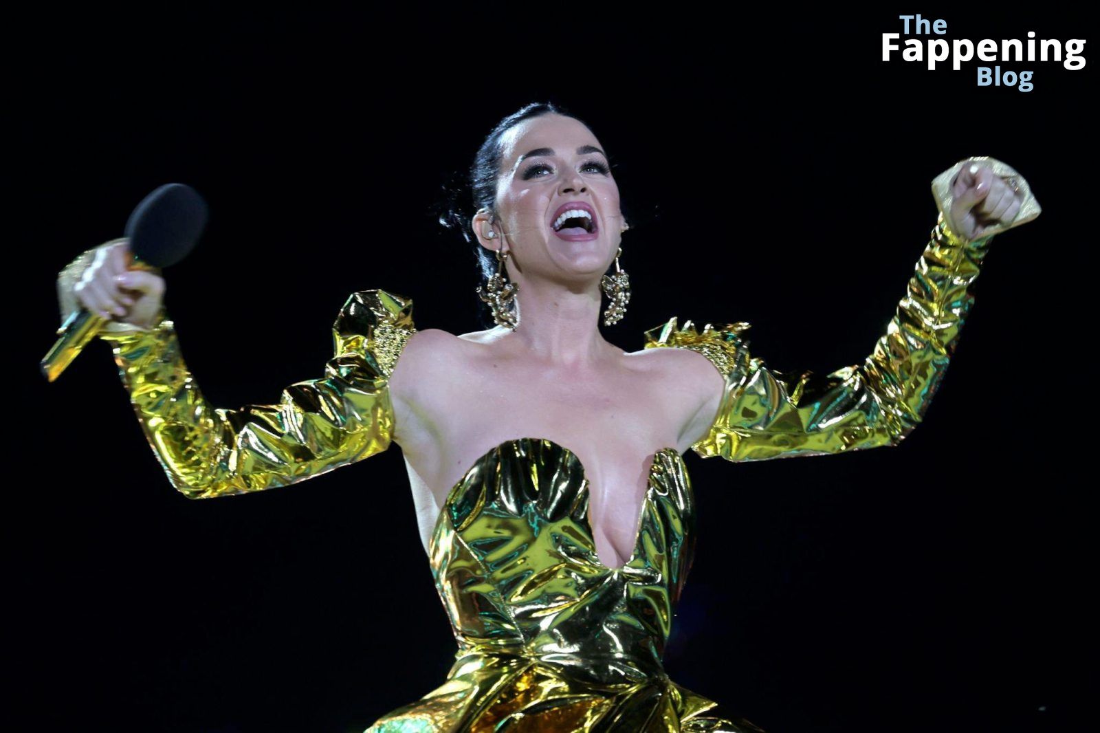 katy-perry-braless-boobs-cleavage-coronation-concert-windsor-30-thefappeningblog.com_.jpg