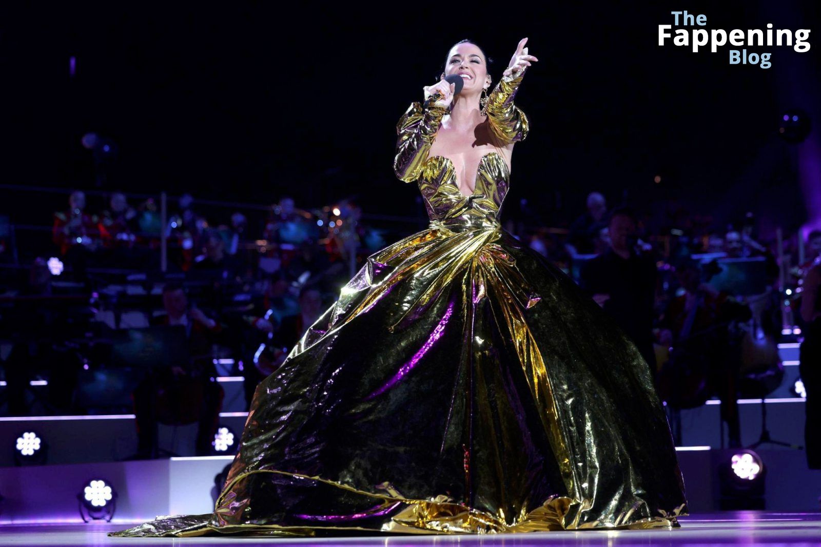 katy-perry-braless-boobs-cleavage-coronation-concert-windsor-32-thefappeningblog.com_.jpg