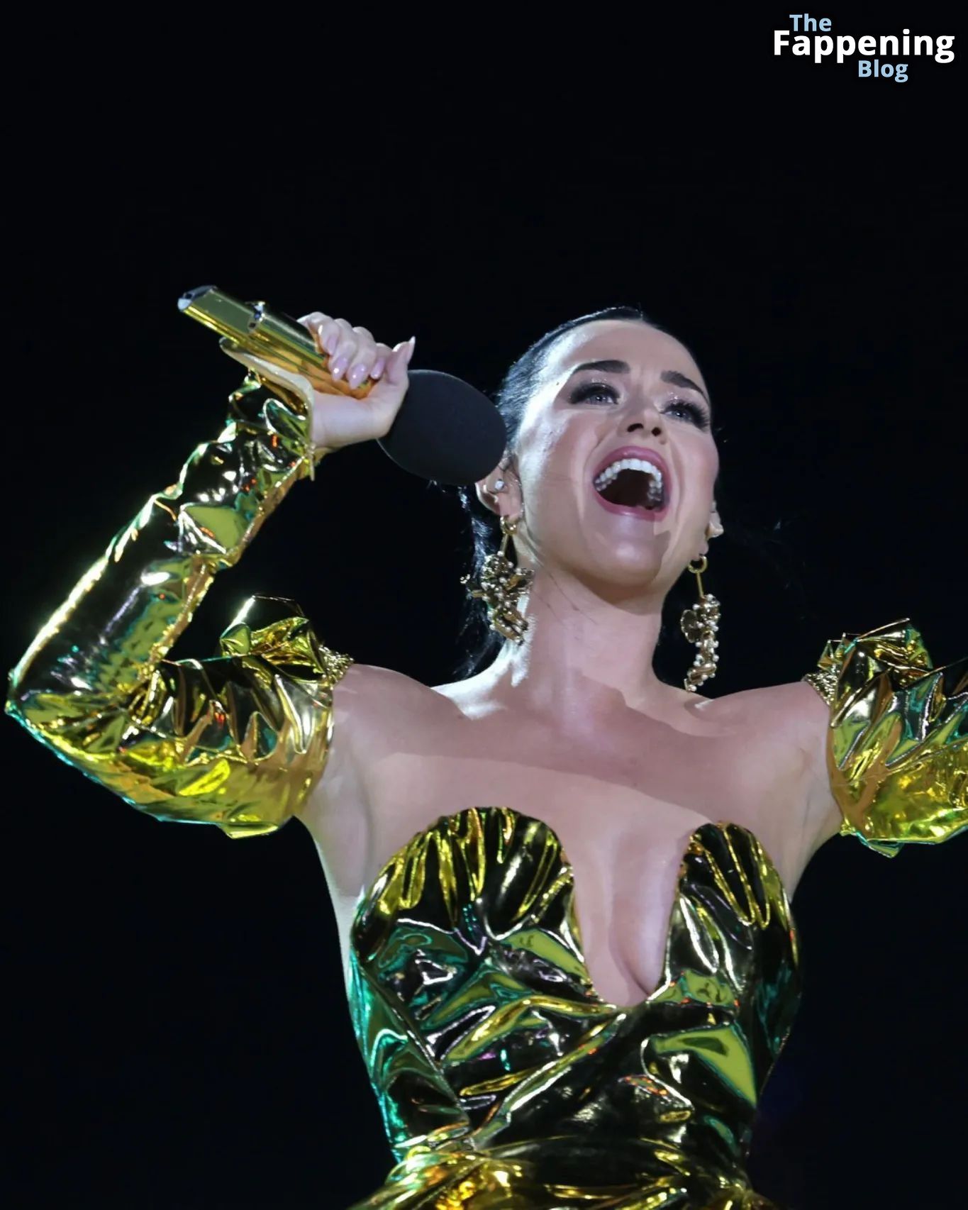 katy-perry-braless-boobs-cleavage-coronation-concert-windsor-5-thefappeningblog.com_.jpg