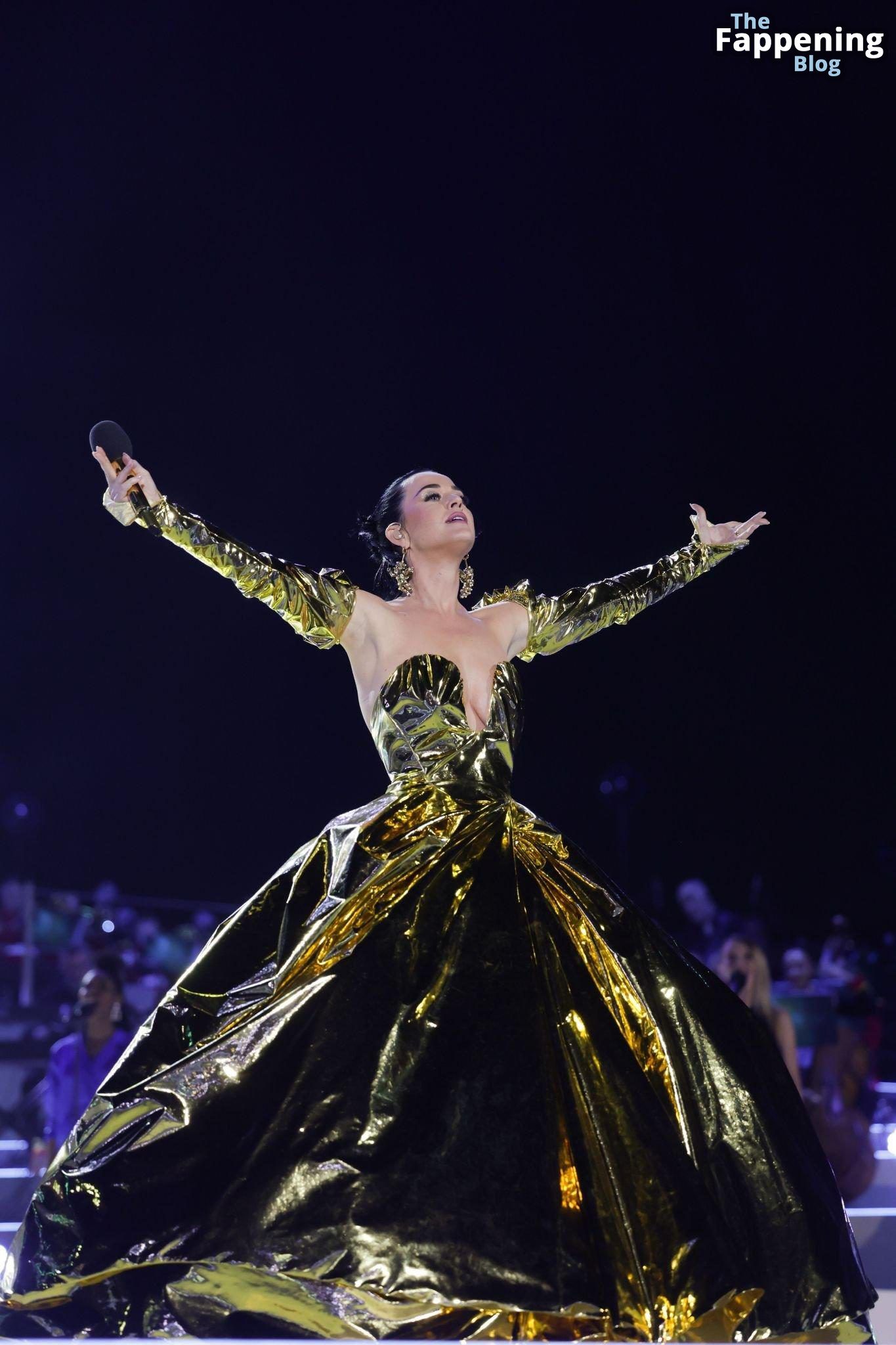 katy-perry-braless-boobs-cleavage-coronation-concert-windsor-8-thefappeningblog.com_.jpg