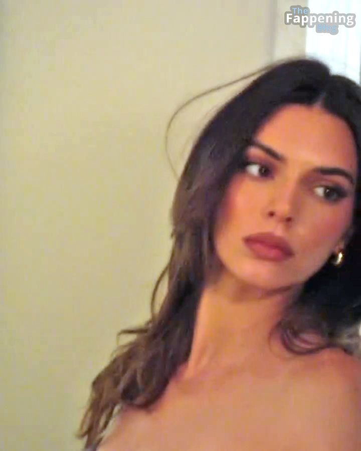 Kendall-Jenner-Topless-The-Fappening-Blog-4.jpg