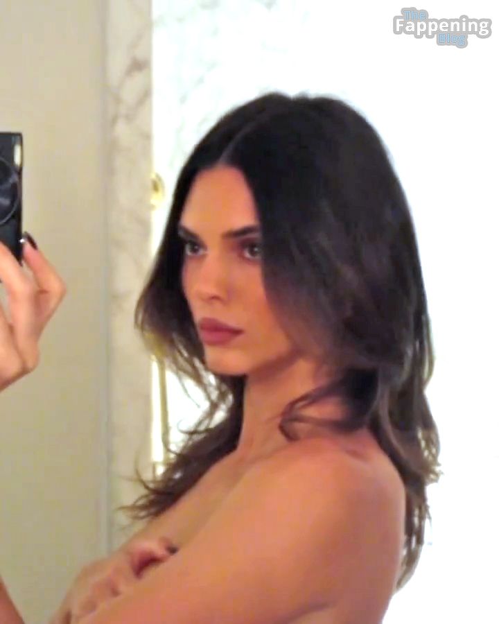 Kendall-Jenner-Topless-The-Fappening-Blog-7.jpg
