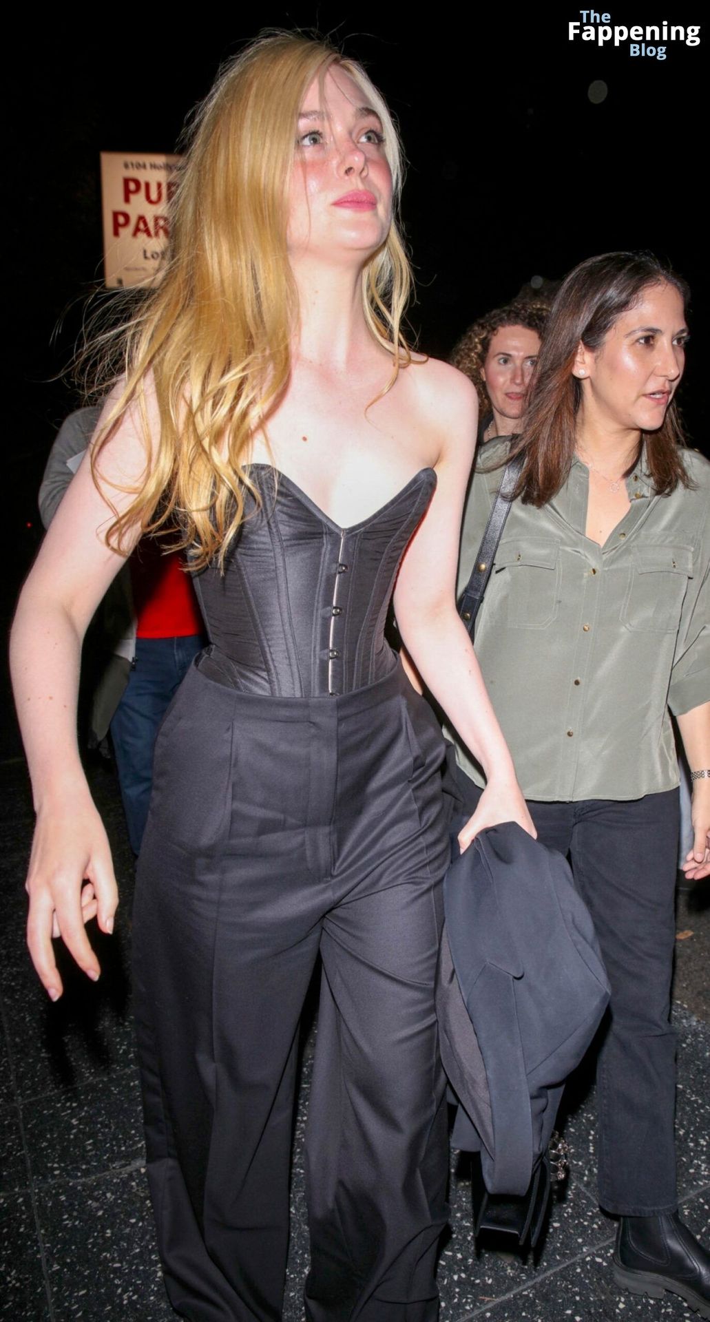 elle-fanning-braless-boobs-cleavage-black-corset-13-scaled-thefappeningblog.com_.jpg