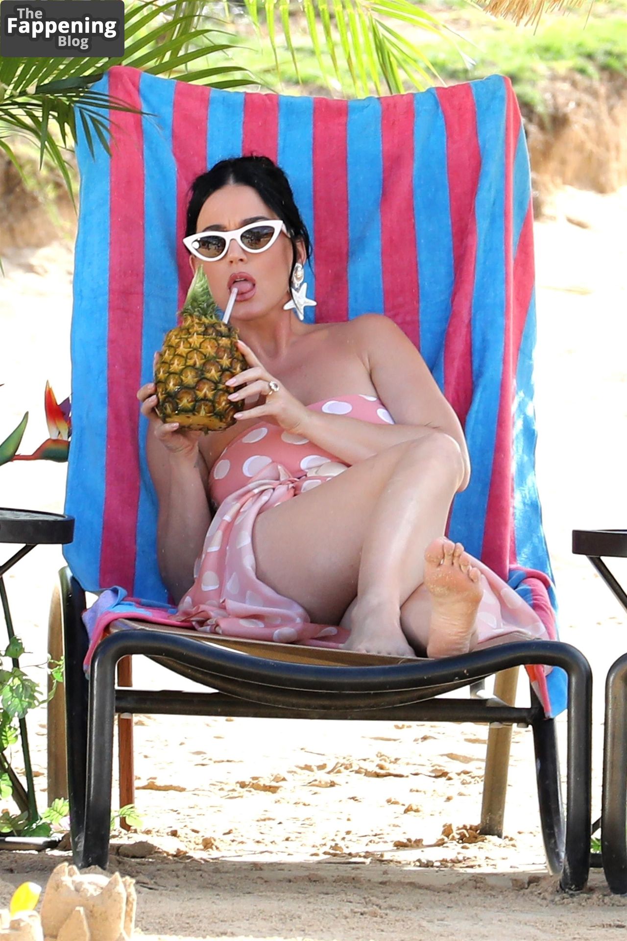 Katy Perry Sexy &amp; Topless Collection – Part 7 (150 Photos)