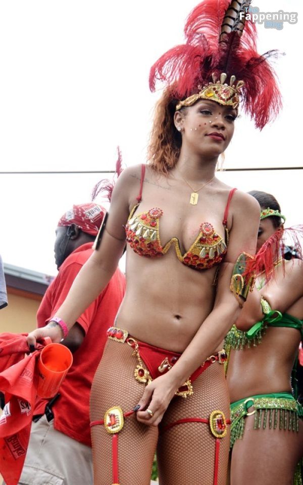 Rihanna Nude &amp; Sexy Collection – Part 9 (150 Photos)