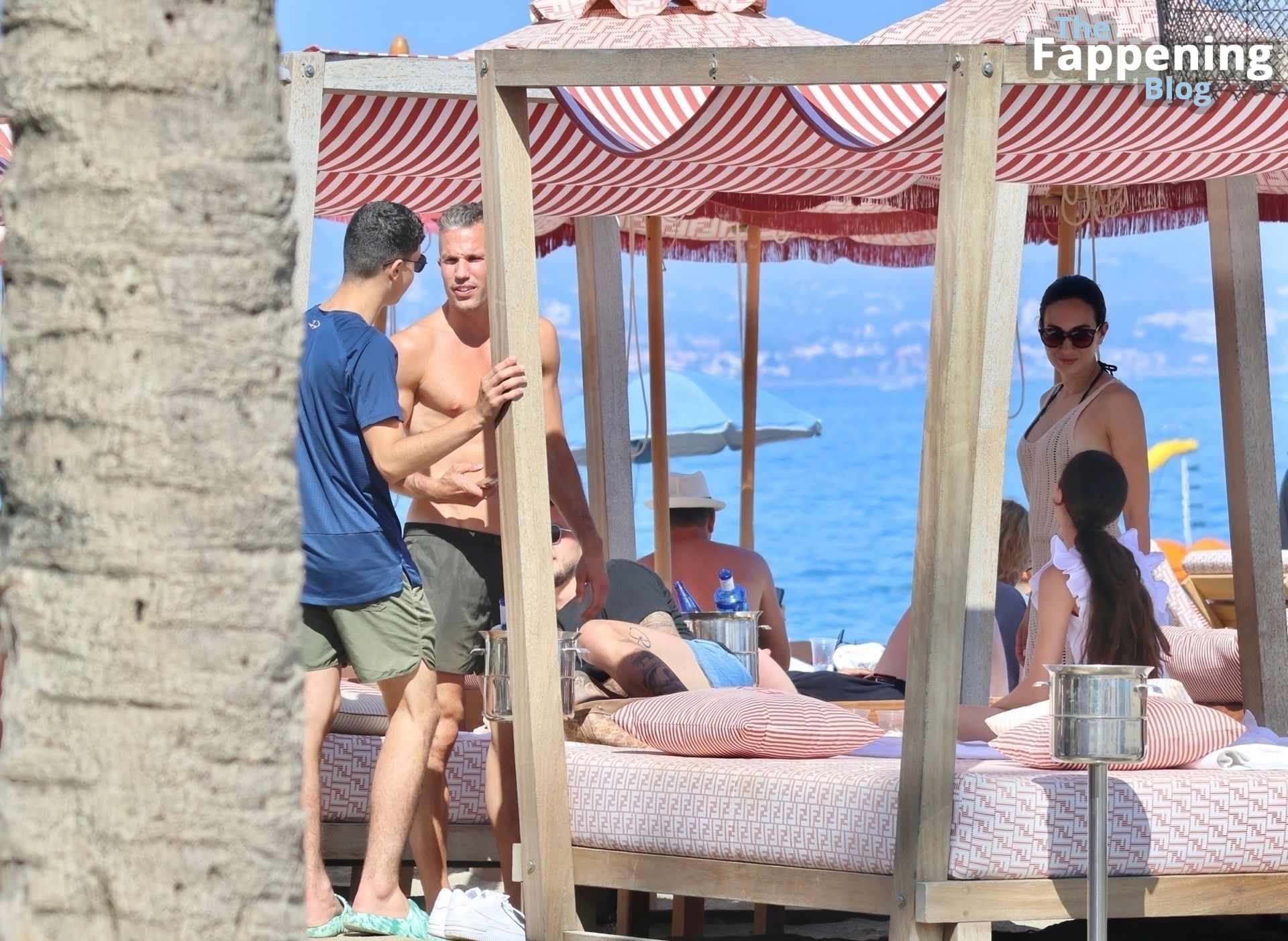 Bouchra van Persie &amp; Robin van Persie Enjoy Summer Holidays in Marbella (20 Photos)