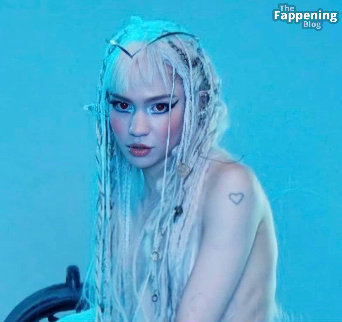 Grimes Nude &amp; Sexy Collection (17 Photos)