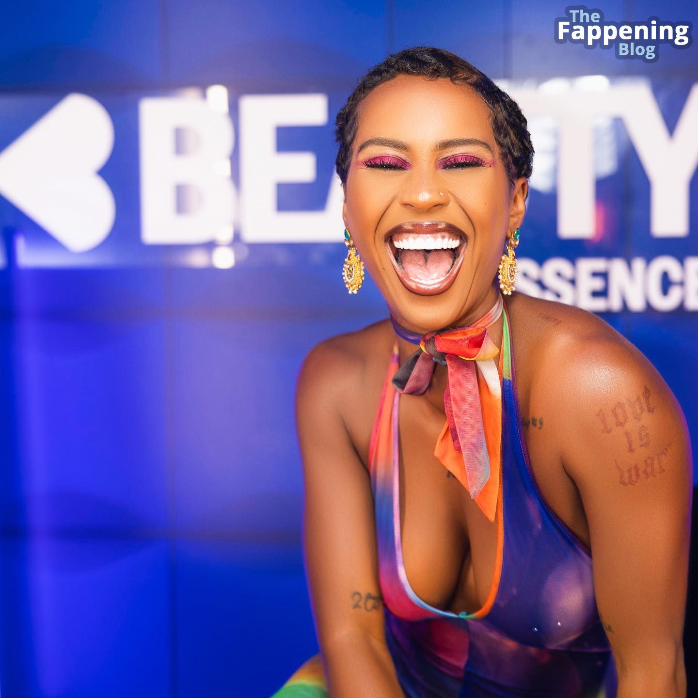IAMDDB Flashes Her Nude Tits at the Beautycon (6 Photos)