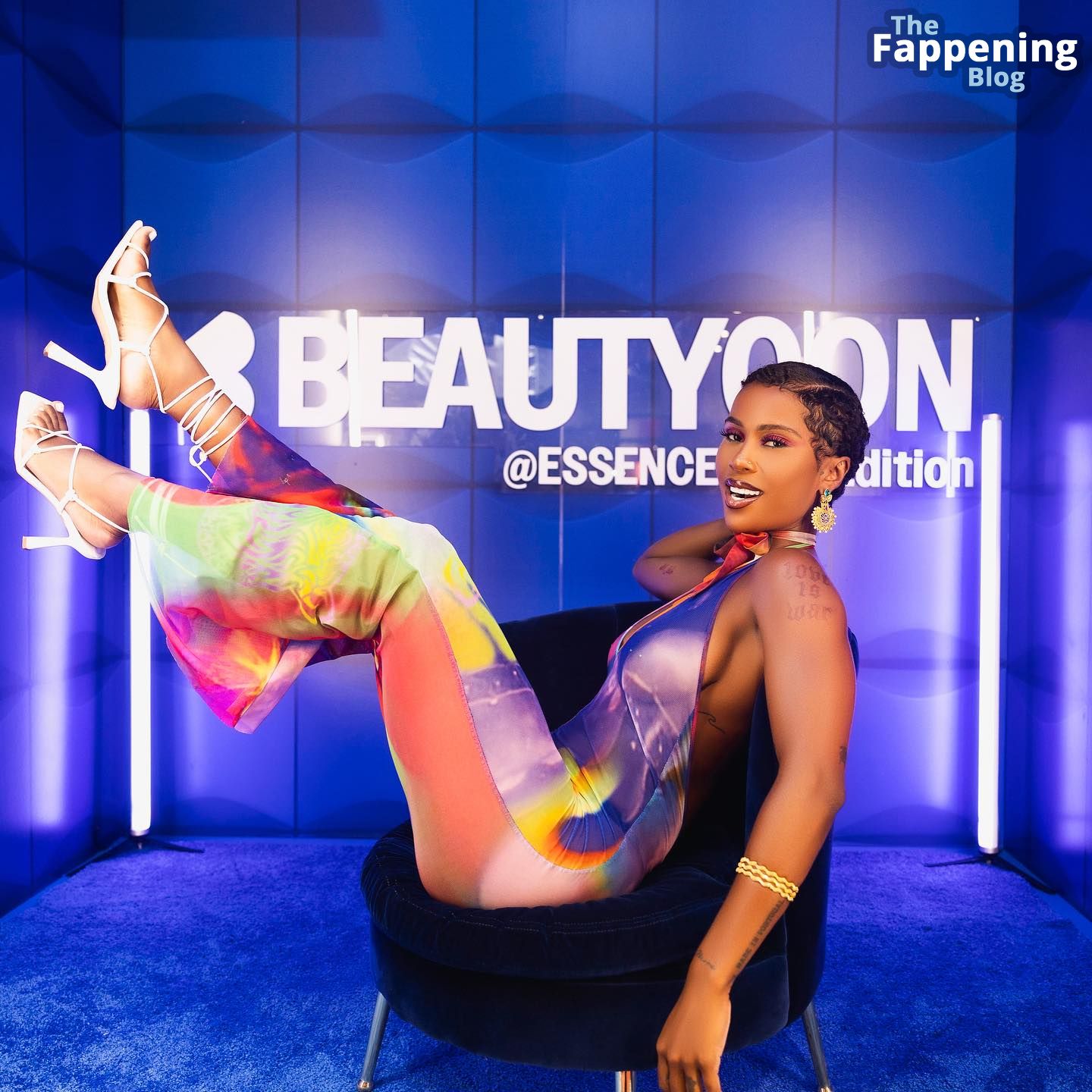 IAMDDB Flashes Her Nude Tits at the Beautycon (6 Photos)