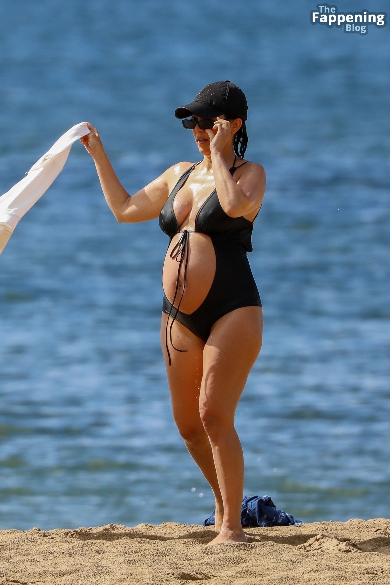 Kourtney-Kardashian-Sexy-Fappening-Blog-26.jpg
