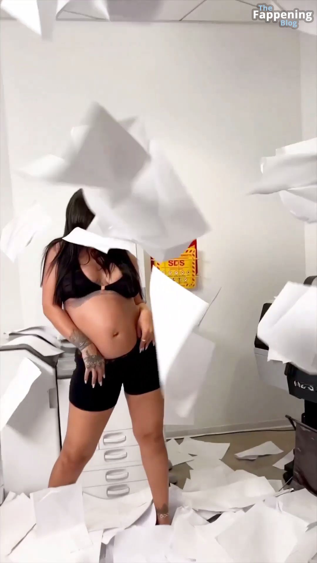Rihanna Sexy (7 Pics + Video)