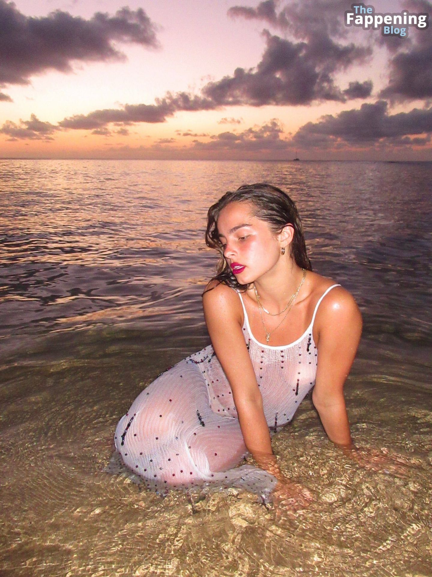 Addison Rae Enjoys Her Vacation in Kauai (9 Photos)