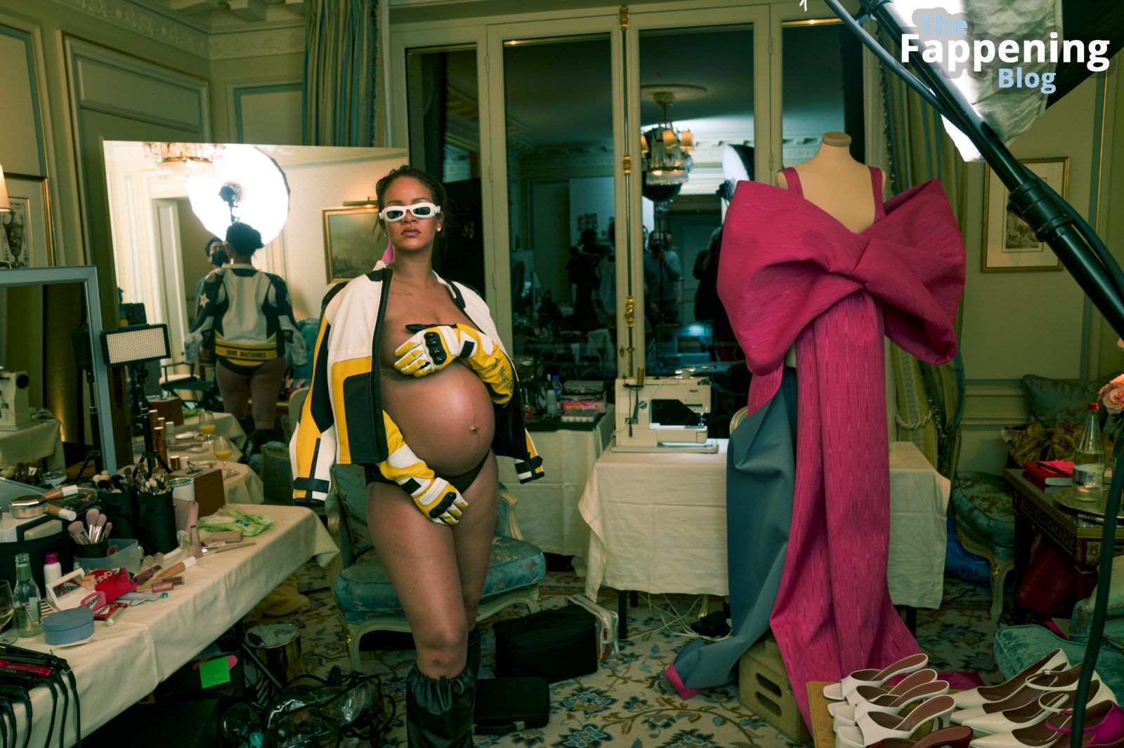 rihanna-pregnant-topless-nipples-vogue-photo-shoot-25-thefappeningblog.com_.jpg