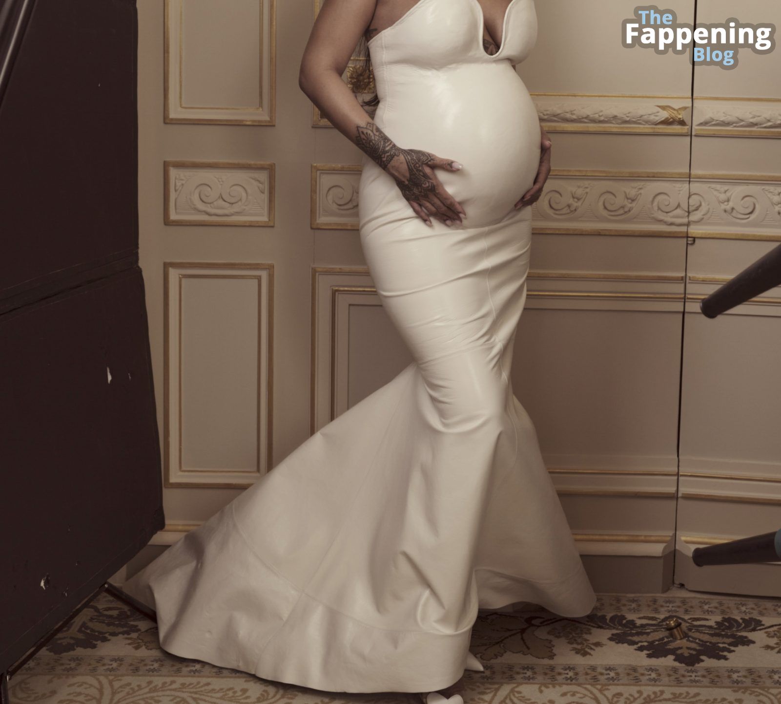 rihanna-pregnant-topless-nipples-vogue-photo-shoot-7-thefappeningblog.com_.jpg