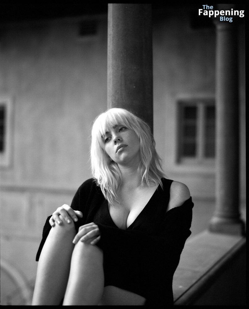 Billie-Eilish-Stunning-Curve-Legs-Feet-Rolling-Stone-51.jpg