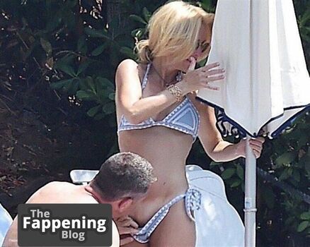 Gillian Anderson / GillianA Nude Leaks Photo 349