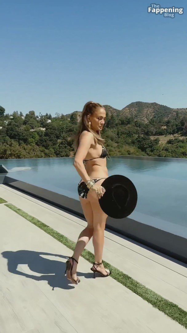Jennifer Lopez Flaunts Her Sexy Figure in a Bikini (16 Photos + Video)
