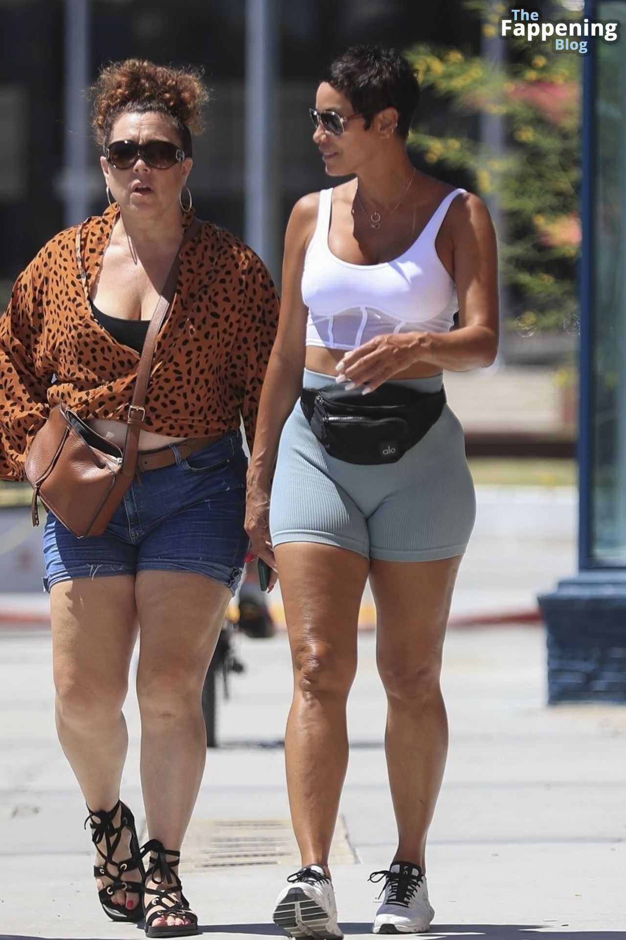 Nicole Murphy Looks Amazing in Athletic Gear During Walk with Friends (50 Photos)