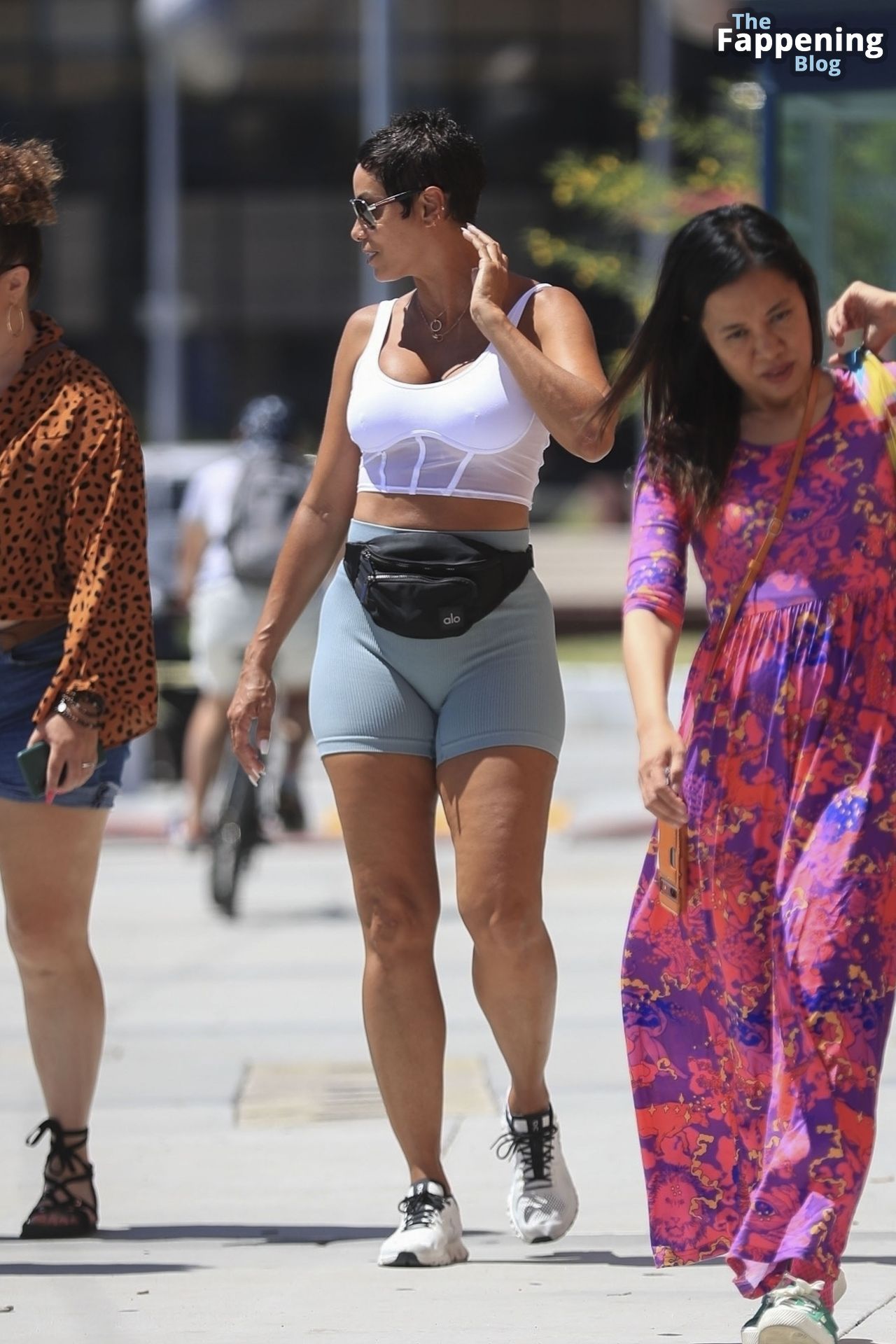 Nicole Murphy Looks Amazing in Athletic Gear During Walk with Friends (50 Photos)