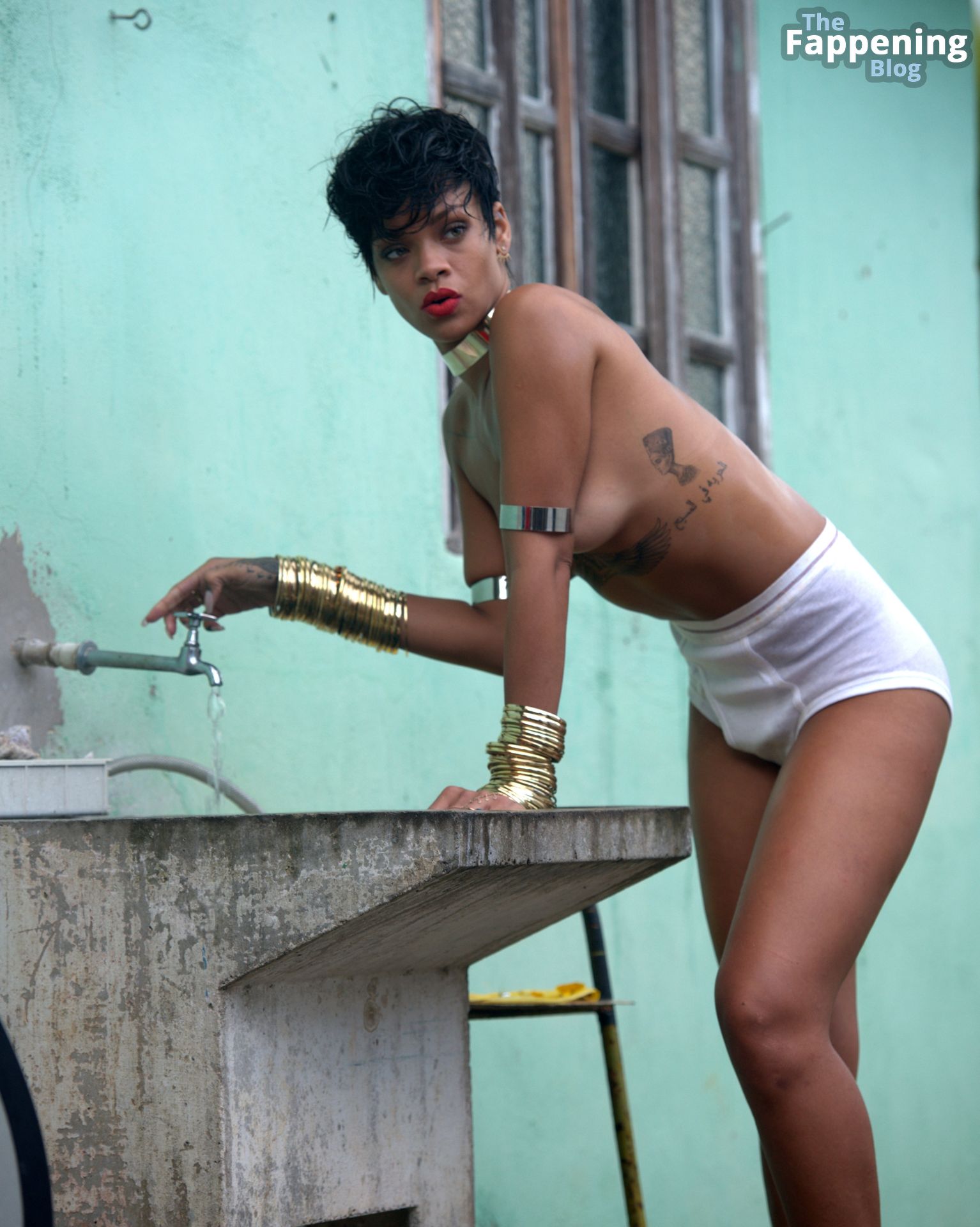Rihanna-Nude-Sexy-2-The-Fappening-Blog.jpg