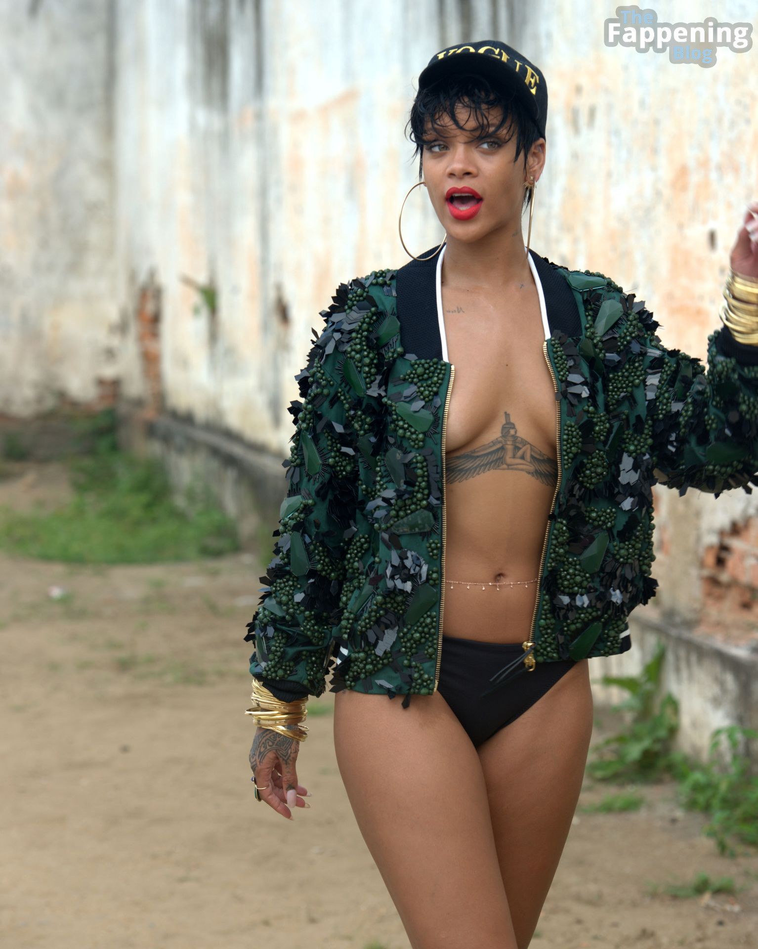 Rihanna-Nude-Sexy-35-The-Fappening-Blog.jpg
