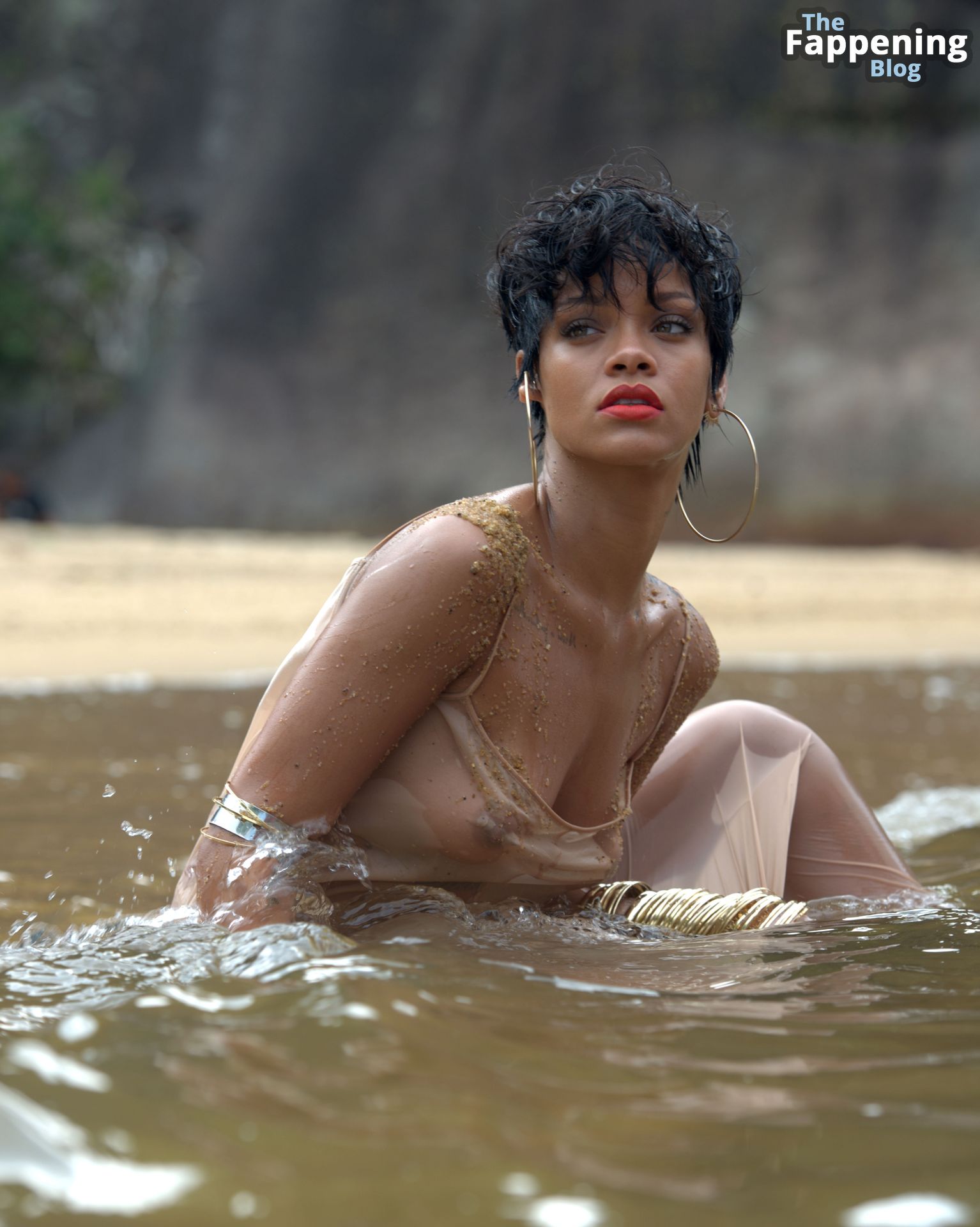 Rihanna-Nude-Sexy-39-The-Fappening-Blog.jpg