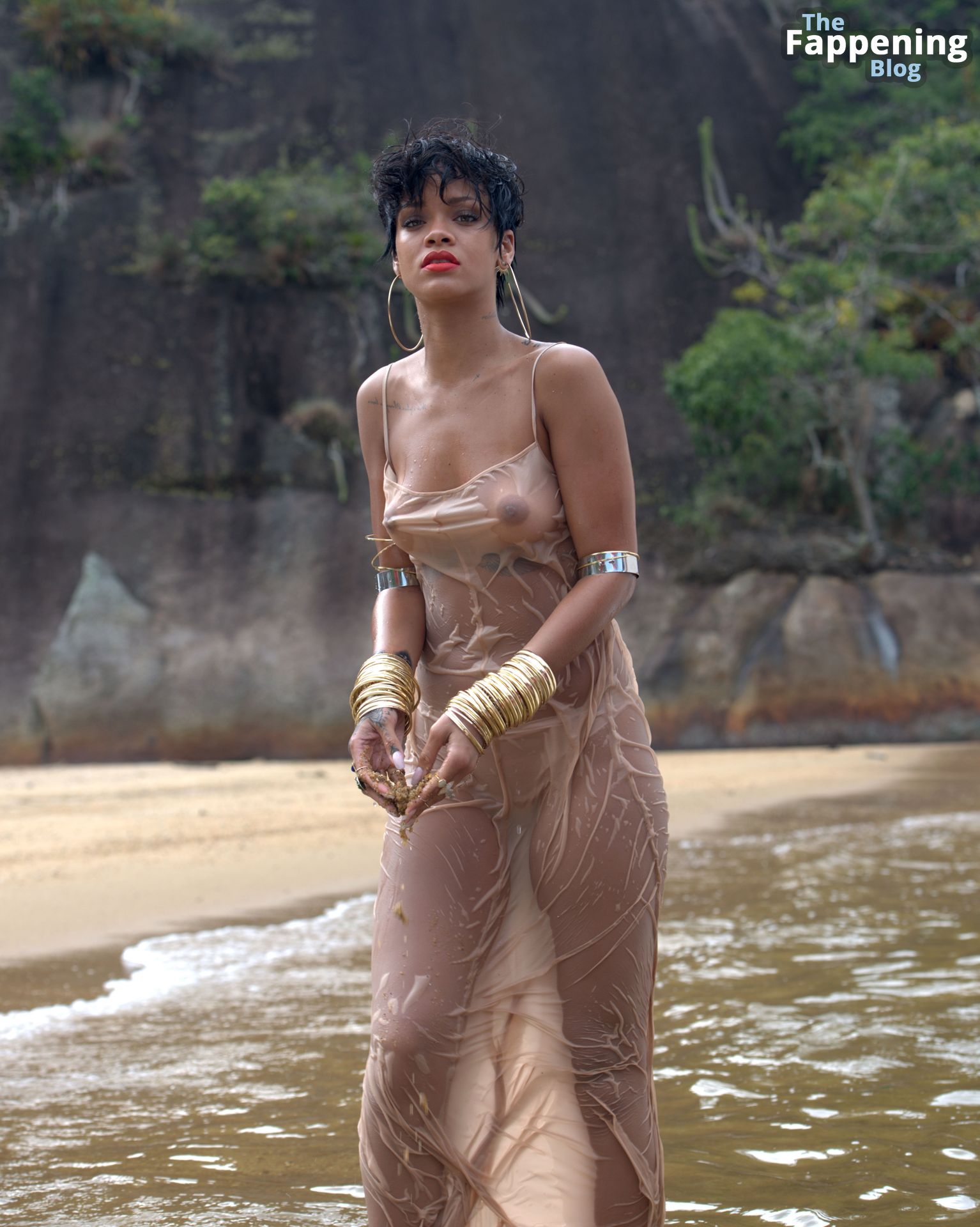 Rihanna-Nude-Sexy-53-The-Fappening-Blog.jpg