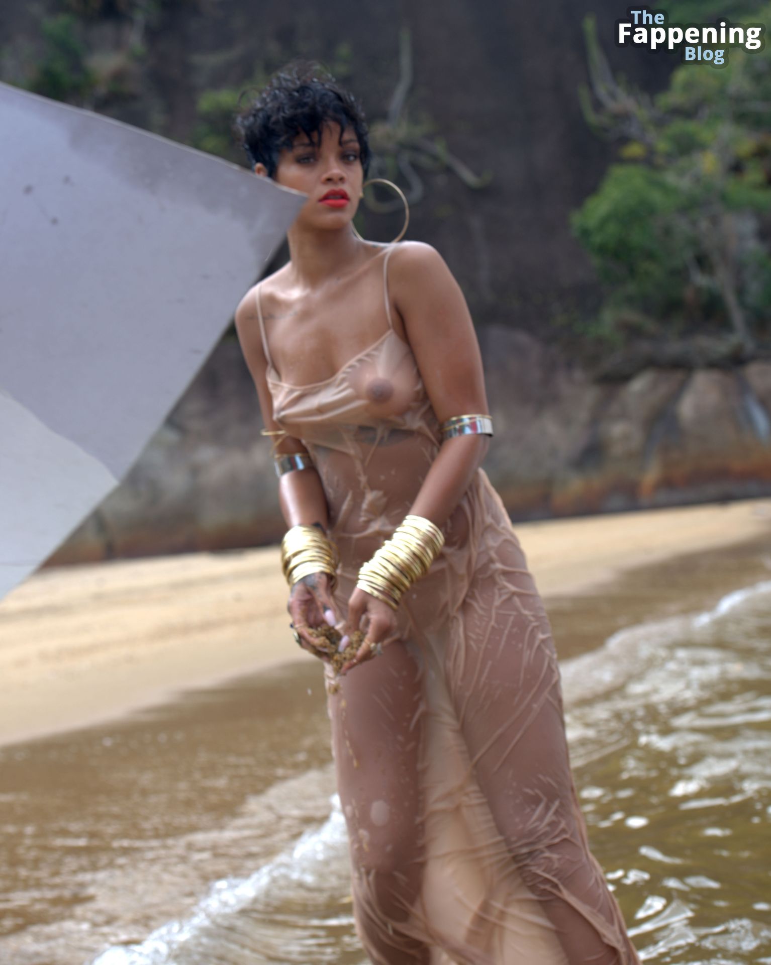 Rihanna-Nude-Sexy-54-The-Fappening-Blog.jpg