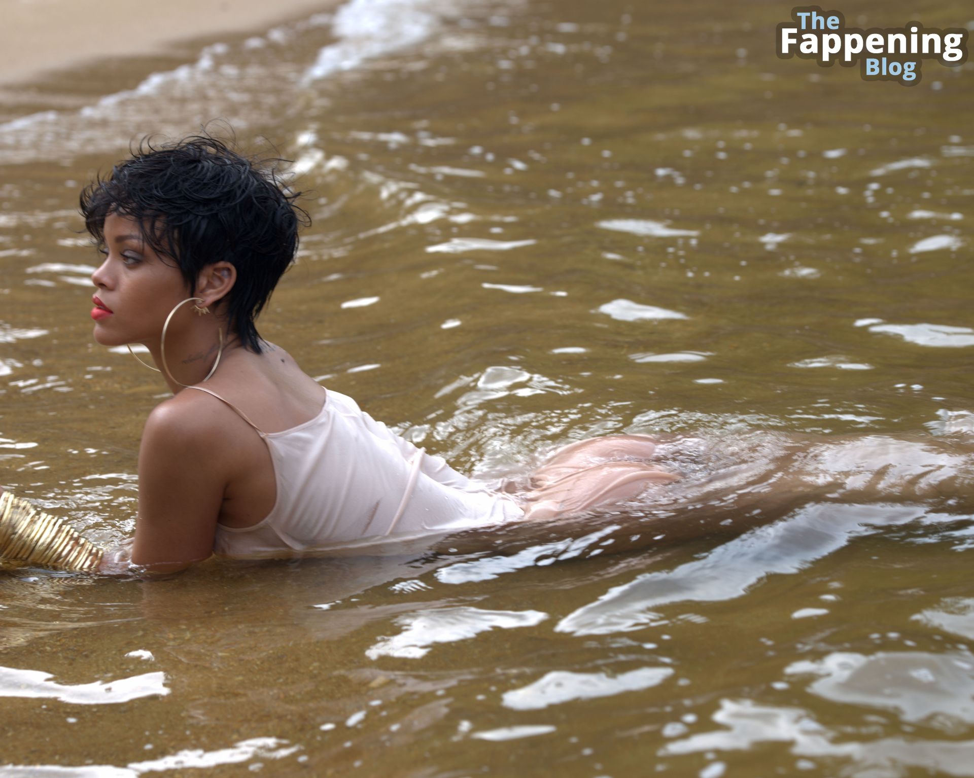 Rihanna-Nude-Sexy-59-The-Fappening-Blog.jpg