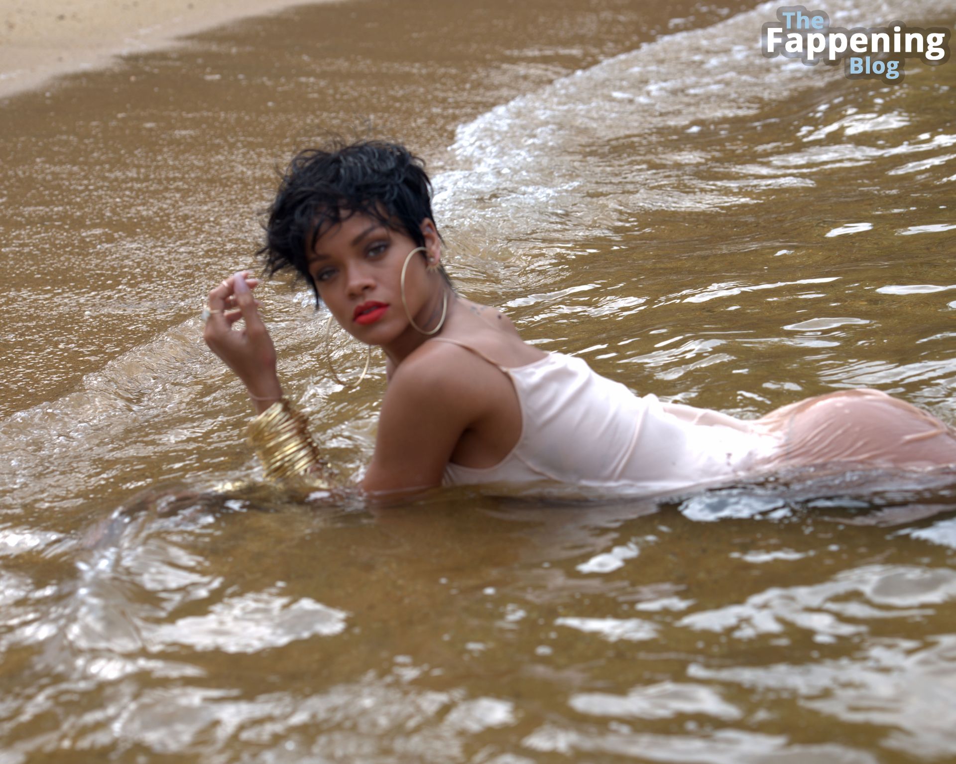 Rihanna-Nude-Sexy-61-The-Fappening-Blog.jpg