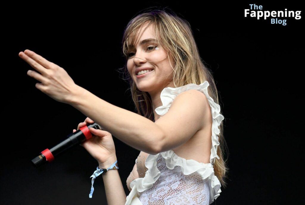 Suki Waterhouse Performs on Stage at Lollapalooza (25 Photos) | # ...