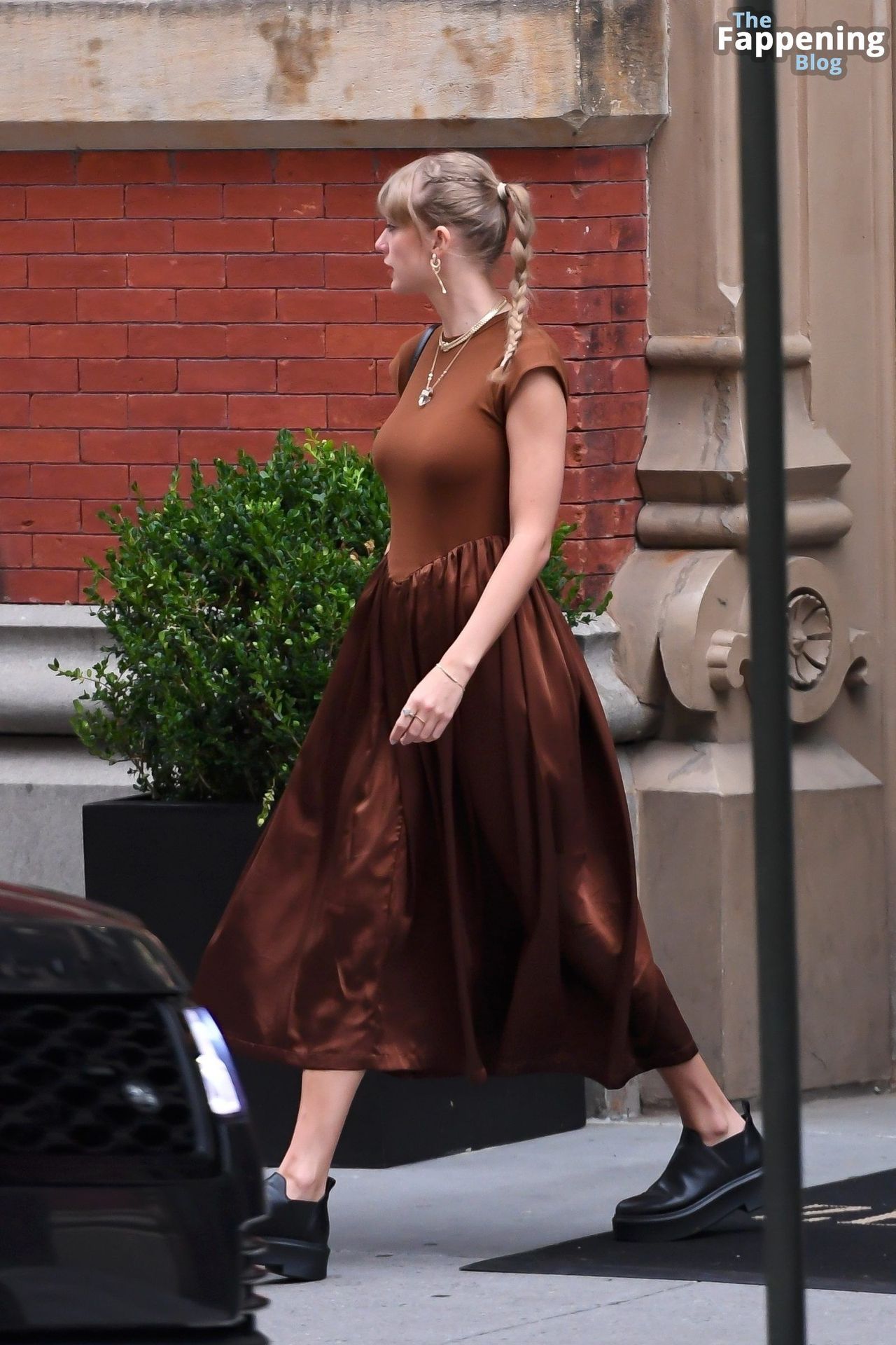 Taylor Swift Looks Stunning at Zero Bond in New York (18 Photos)