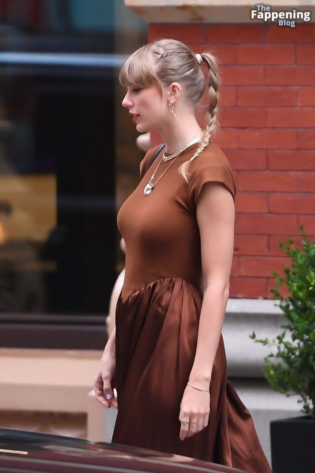 Taylor-Swift-NYC-Busty-Glamour-Zero-Bond-8-thefappeningblog.com_.jpg