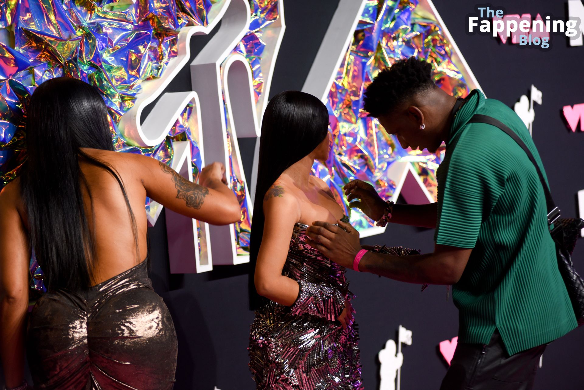 Cardi B Shows Off Nice Cleavage and Flashes Areolas at the MTV Music Video Awards (33 Photos)