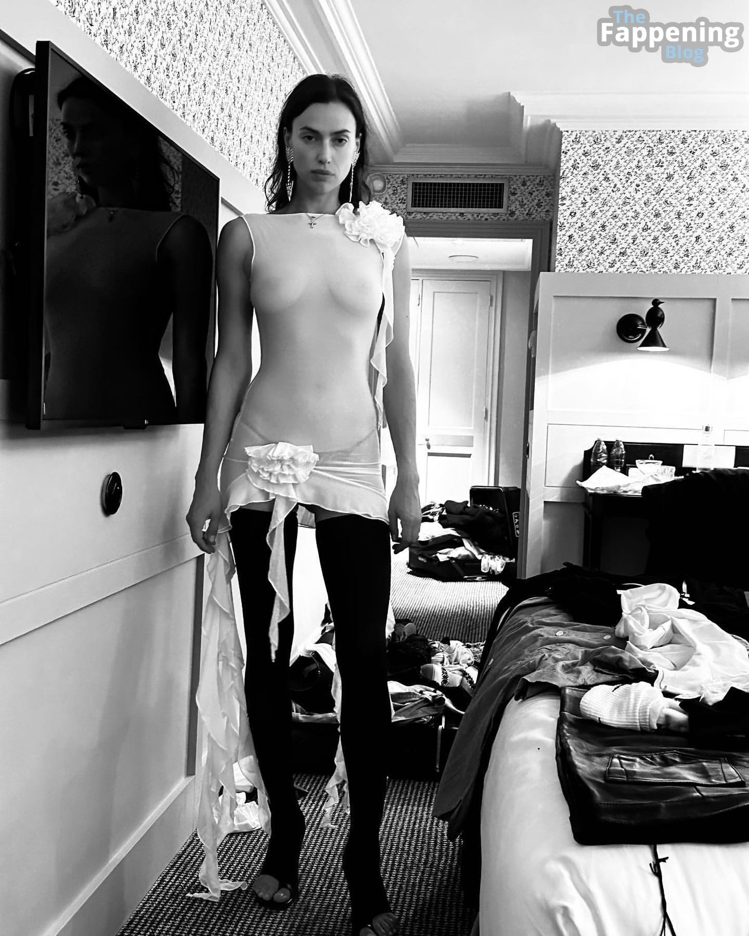 Irina Shayk Flashes Her Nude Tits (1 Photo)