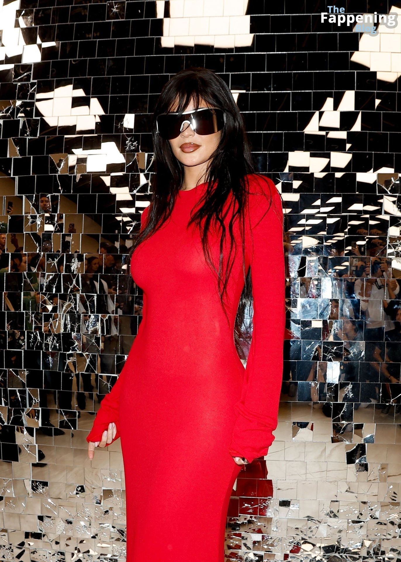 Kylie-Jenner-Sensational-Curves-Boobs-Paris-Fashion-Week-18-thefappeningblog.com_.jpg