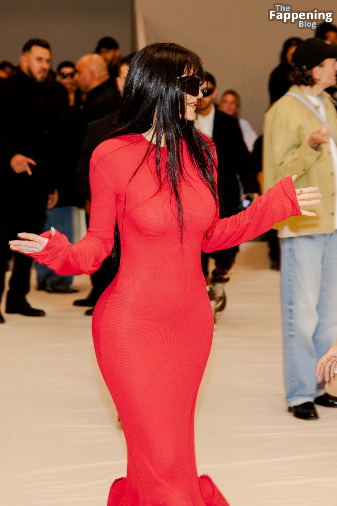 Kylie-Jenner-Sensational-Curves-Boobs-Paris-Fashion-Week-25-thefappeningblog.com_.jpg