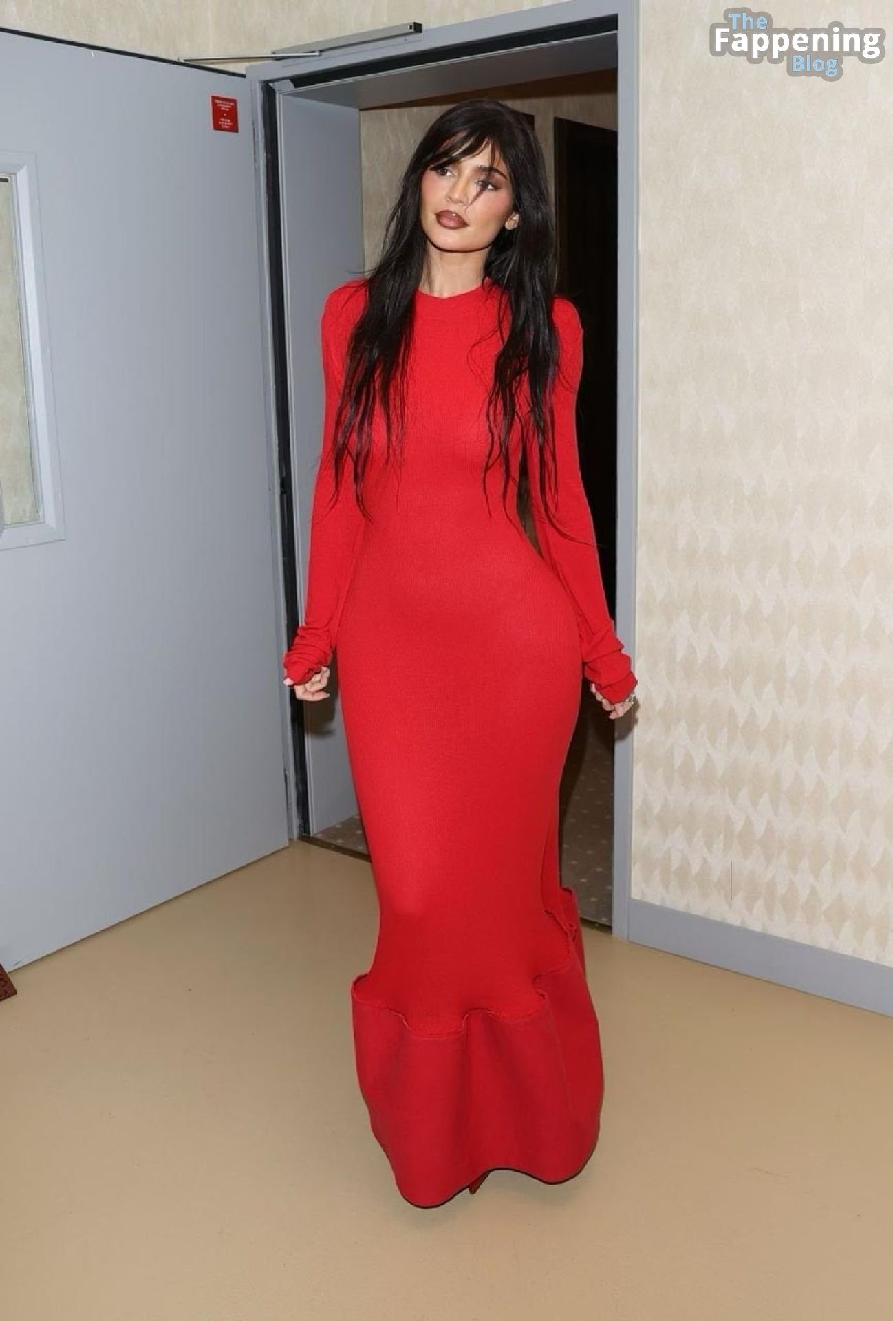 Kylie-Jenner-Sensational-Curves-Boobs-Paris-Fashion-Week-26-thefappeningblog.com_.jpg