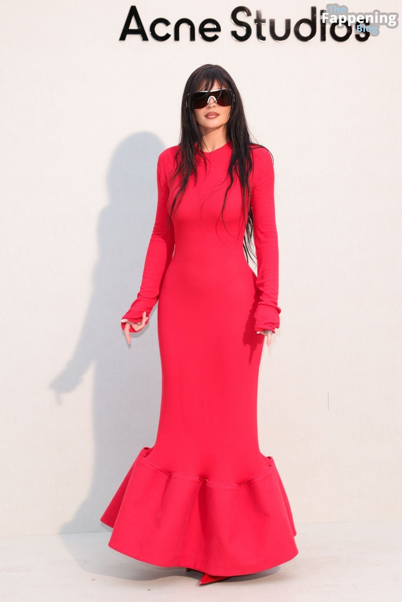 Kylie-Jenner-Sensational-Curves-Boobs-Paris-Fashion-Week-4-thefappeningblog.com_.jpg