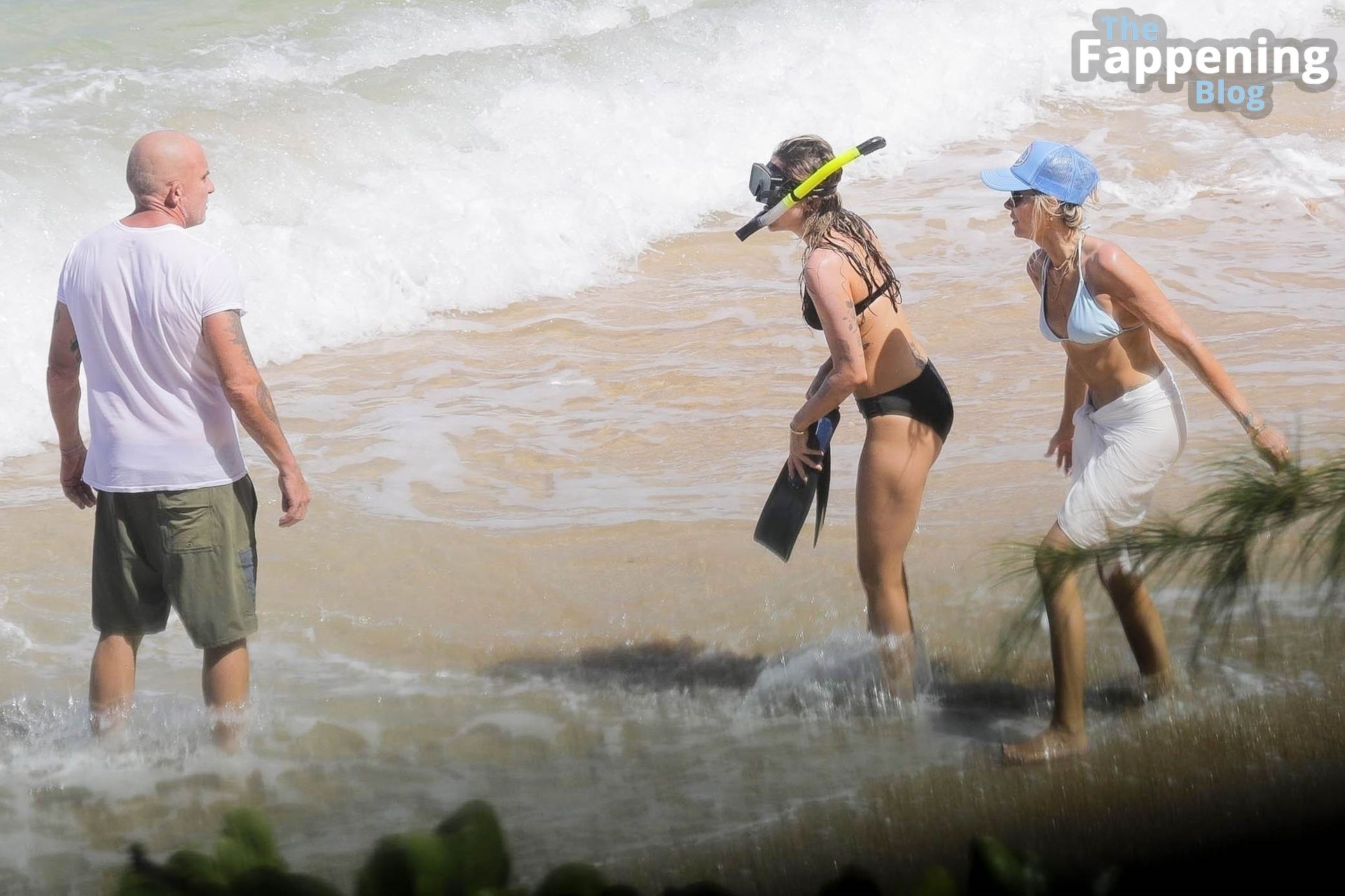 Miley Cyrus Enjoys Some Snorkeling During a Beach Day with Her Mother and Stepfather in Hawaii (66 Photos)