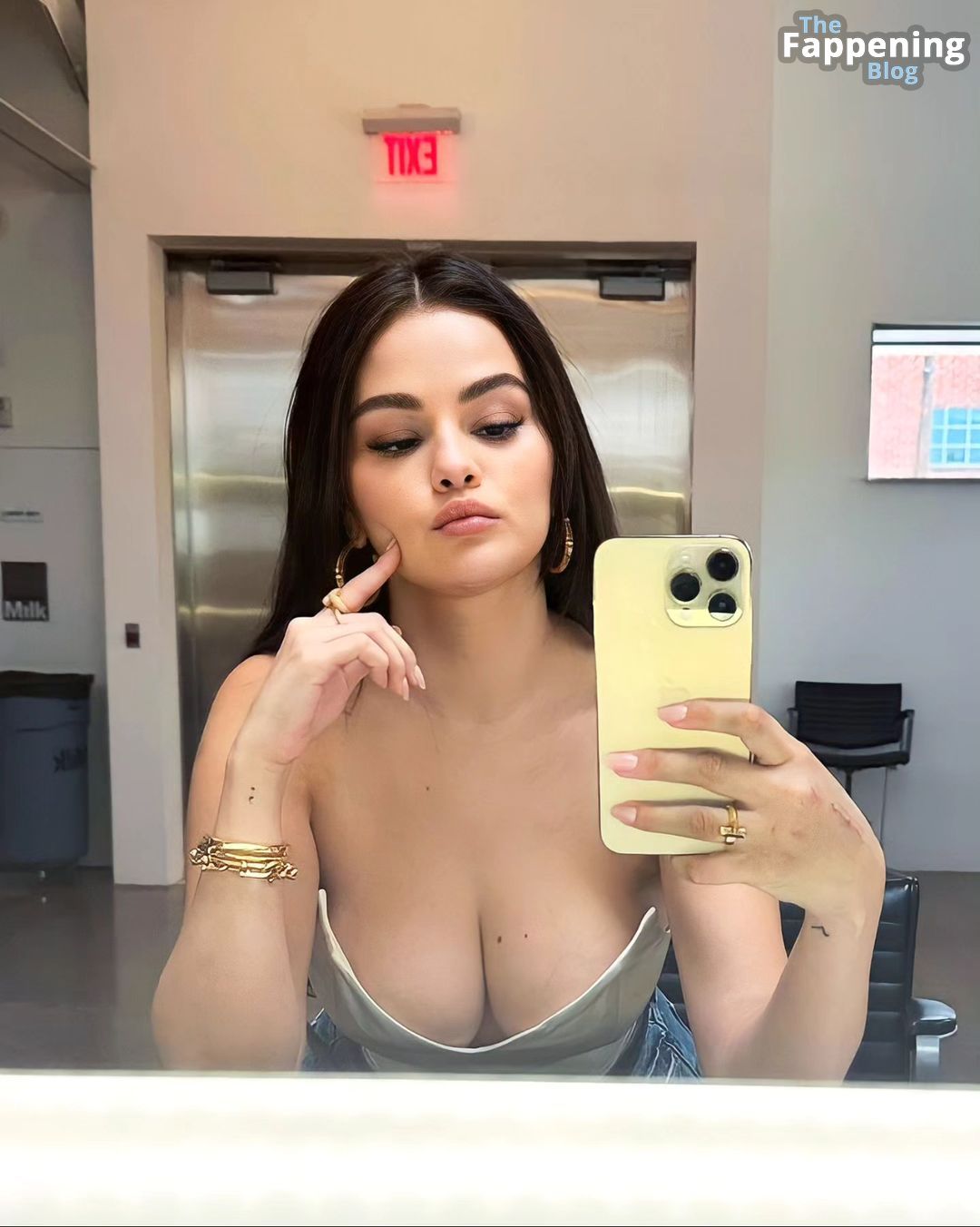 Selena Gomez Shows Off Her Sexy Boobs (2 Photos)