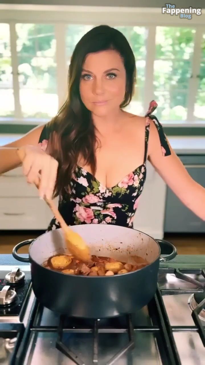 Tiffani Thiessen Sexy (21 Pics + Video)