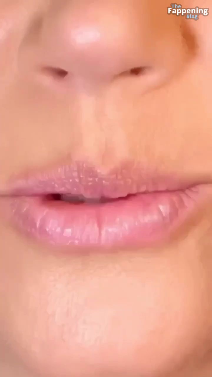 Tiffani Thiessen Sexy (21 Pics + Video)
