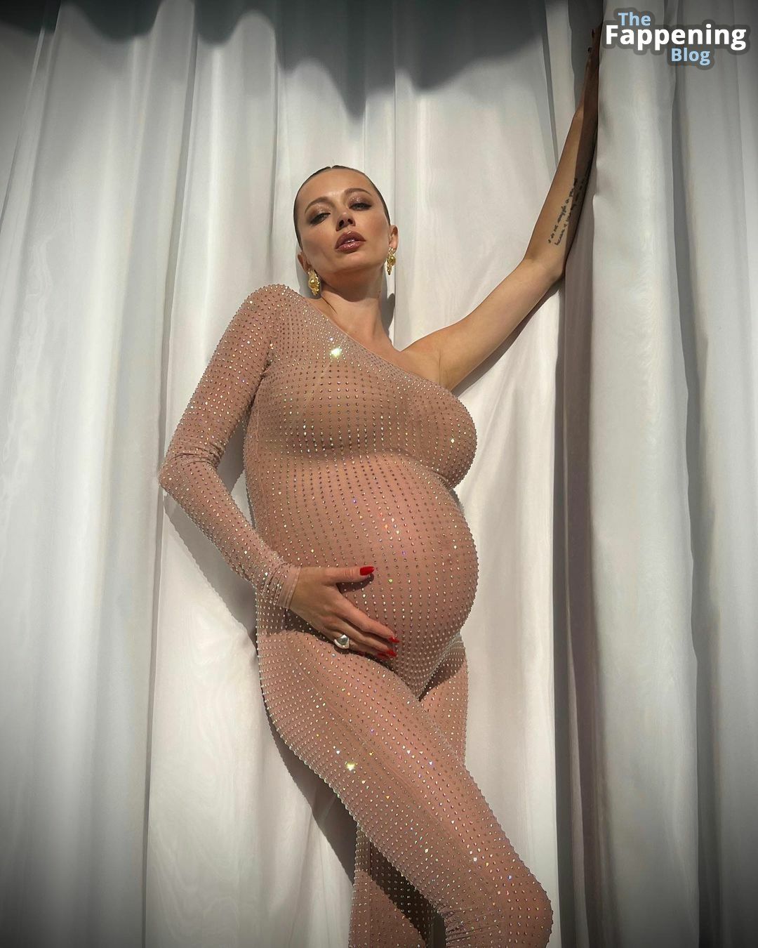 Caroline-Vreeland-Pregnant-Sheer-Bodysuit-2-thefappeningblog.com_.jpg