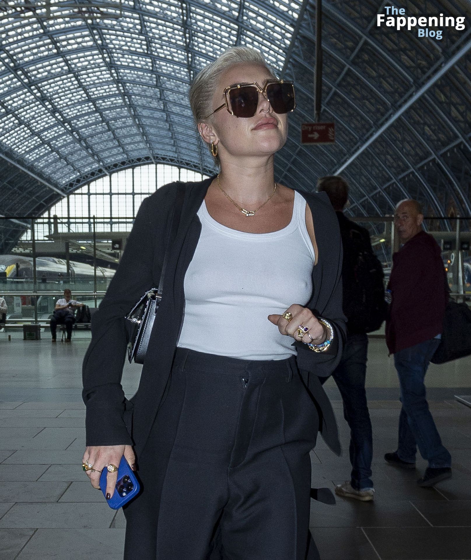Florence Pugh Opts For a Braless Look As She’s Seen Arriving in London From Paris on The Eurostar (11 Photos)