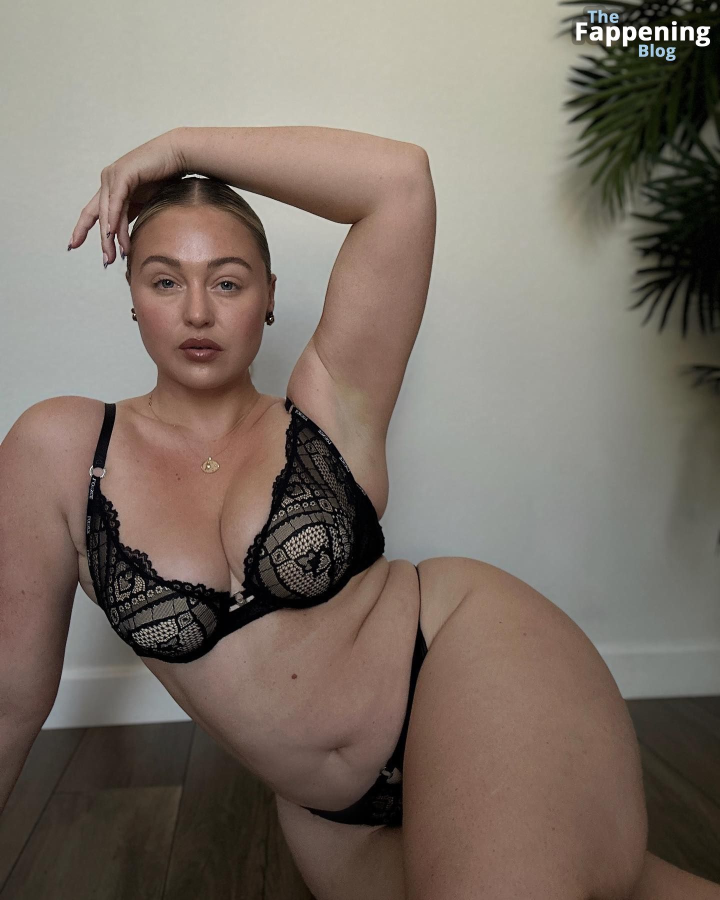 Iskra Lawrence Sexy (9 Photos)