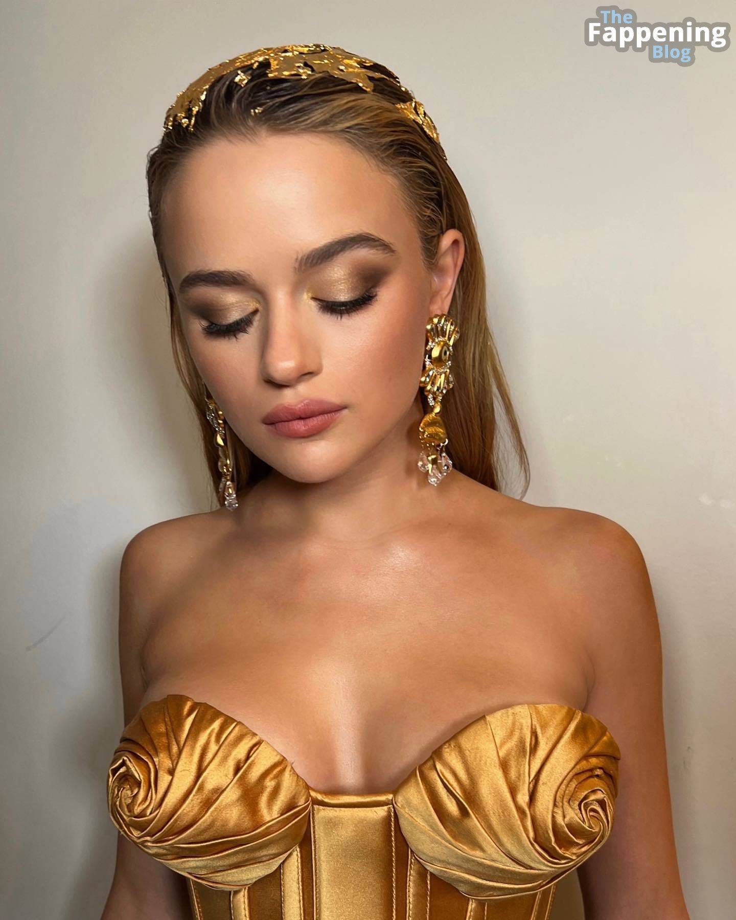 Joey King Flaunts Her Sexy Tits at the Schiaparelli and Neiman Marcus Cocktail Event (23 Photos)